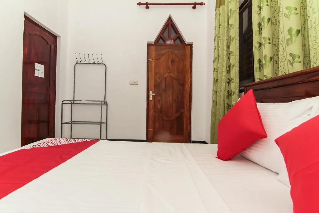 ** Hotel Oyo 114 Ghandy Negombo Sri Lanka